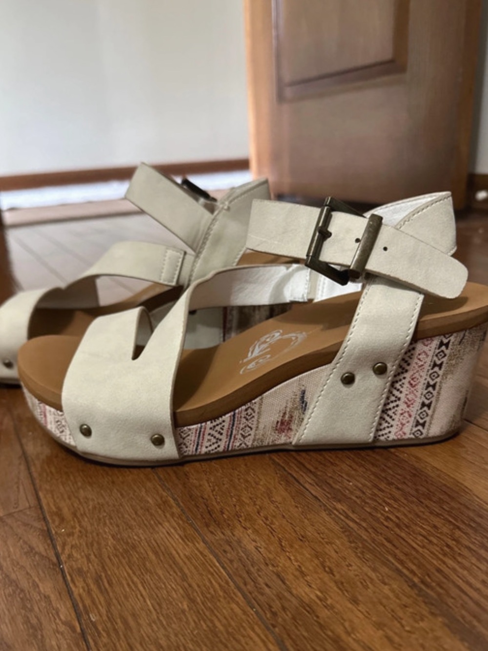 Very G Giavanna Wedge with Western/Aztec Pattern Size 9.5